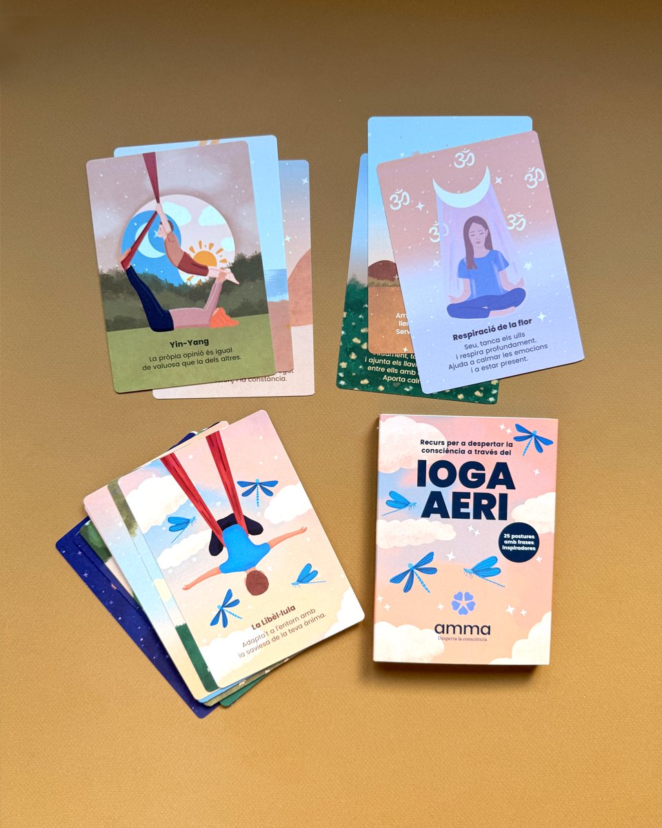 La caixa de les cartes de ioga aeri amb les cartes esteses