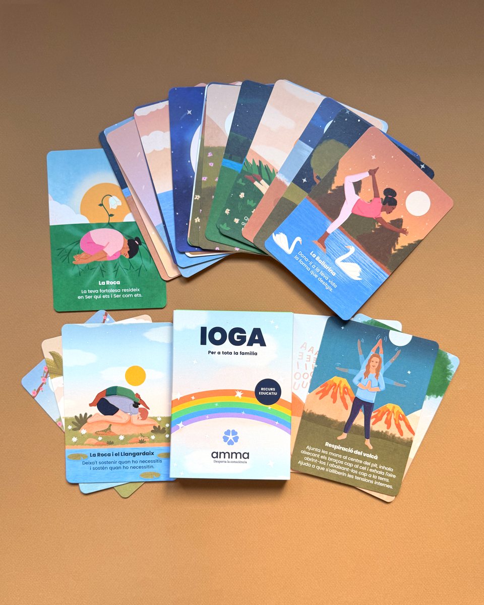 La caixa de les cartes de ioga amb les cartes esteses